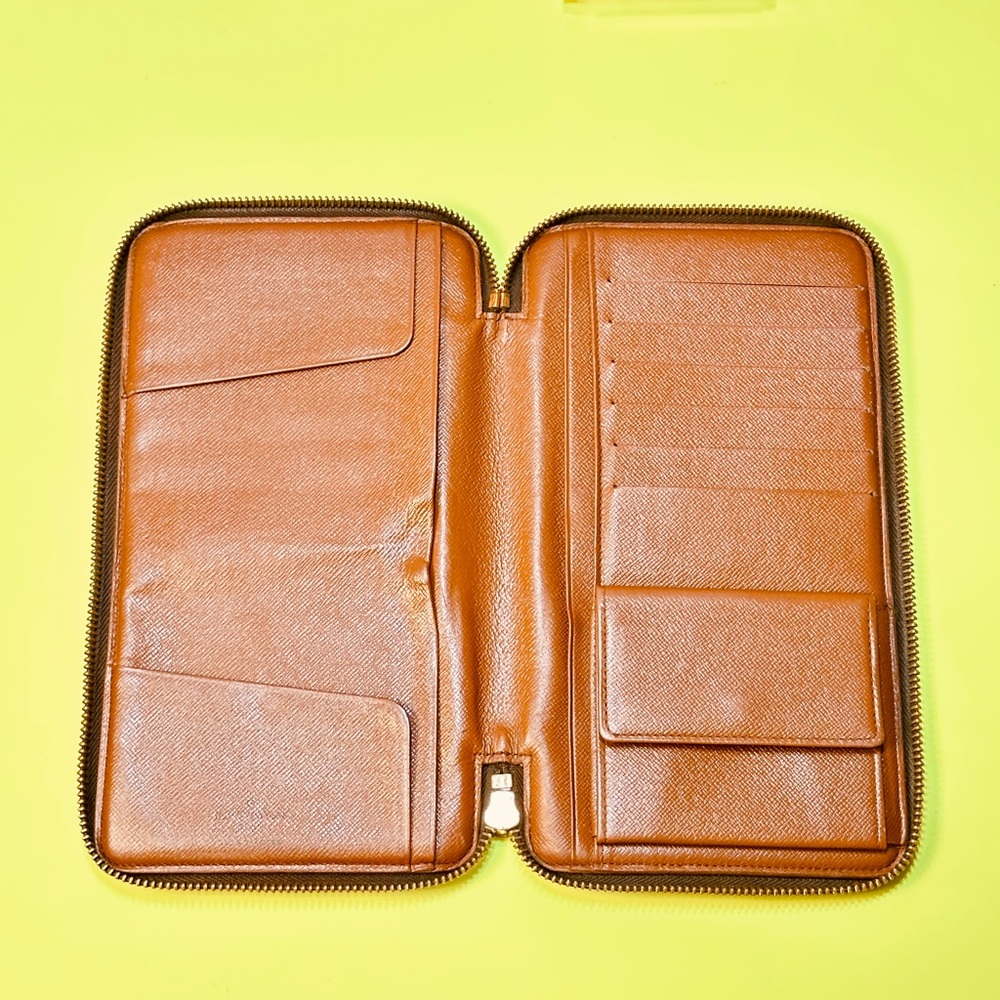 Louis Vuitton Brown Monogram zipped Wallet - Picture 2 of 14